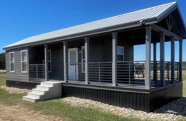 Tiny Home- Dog Friendly, Gated Yard