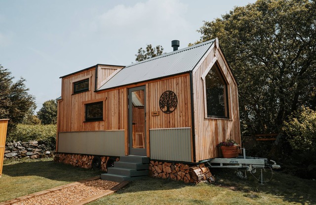 TINY HOME DRIFTWOOD, pet friendly, with open fire in Llanfechell