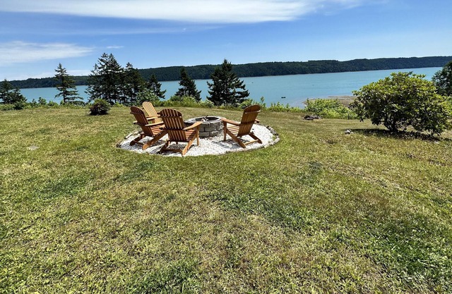 Tiny Home Living In Hoodsport, With Lovely Canal Views!