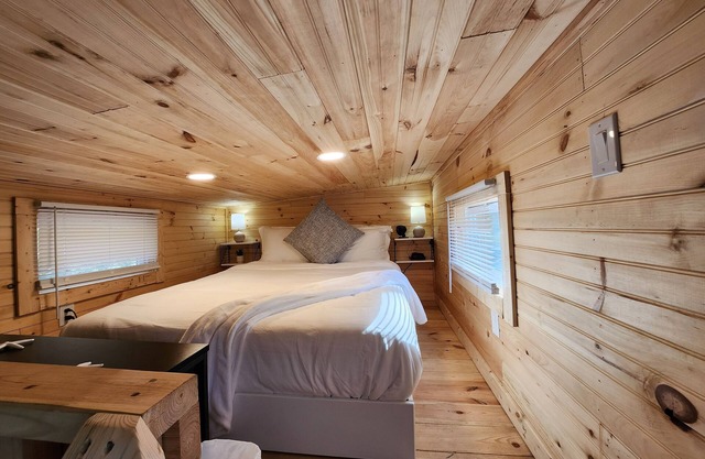 Tiny Home sleeps 6 near beautiful beaches and entertainment
