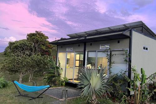 TINY HOUSE , frente al lago