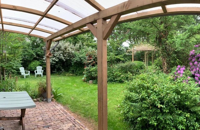 Tiny house with private green garden near beach