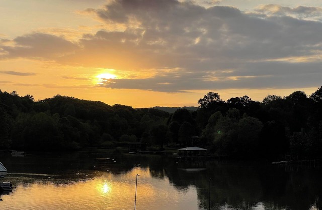 Tiny Lakeside Retreat, sleeps 8. On Lake Norman for all the lake fun!