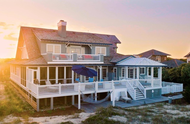 Tipsy Turtle delights with three floors of oceanfront luxury!