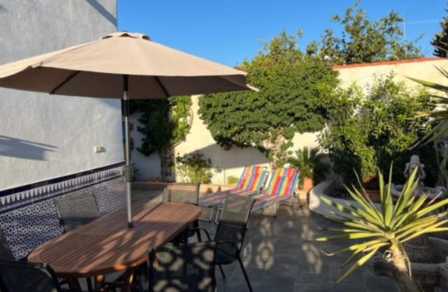 Townhouse with garden area, BBQ, WiFi, UKTV