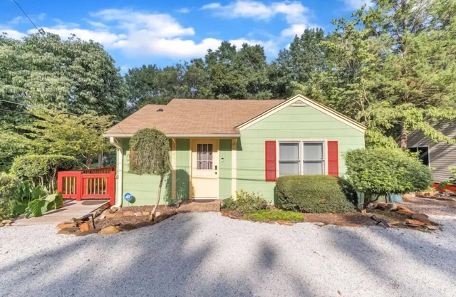 Toccoa Cottage—Hot Tub—10min to Toccoa Falls—30 miles to Helen