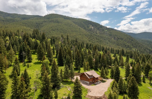 Tom's Big Sky Cabin - Close to the Gallatin River, hiking, and Yellowstone!