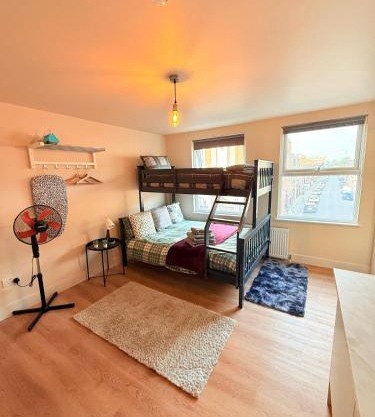 Tooting Broadway Guest Studios