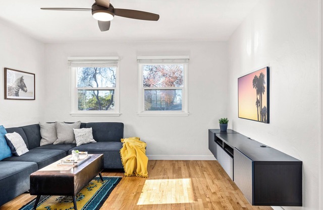 Top Floor Apt w/ Desk Space , 1-BR w/ Work Area and Full Kitchen