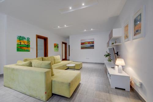 Top floor apt with common pool close to all amenities