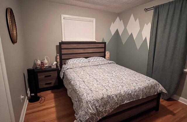 Top Floor Bungalow Close to Downtown