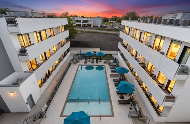 Top-Floor Condo w/ Pool, Gym & Sunset Views