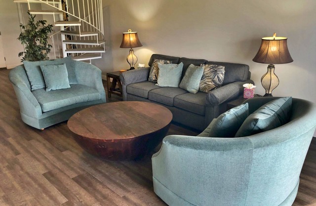 Top-floor condo with amazing ocean/Bali Hai view, lanai, AC, 2 pools & tennis