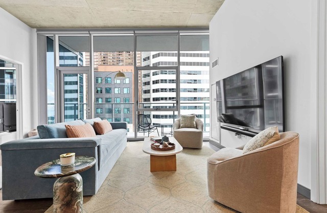Top-Notch 2BR: The Bean View, Loop, Balcony