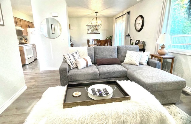 TOP RATED - Hospitals 10 min - WiFi - Washer/Dryer - good safe area -convenient