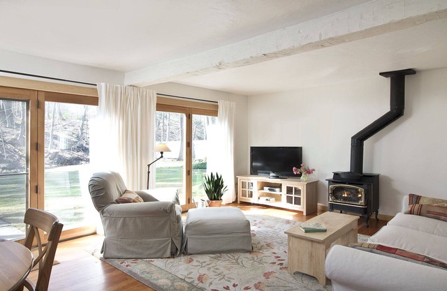 TOP RATED! Romantic rustic luxury+flowing stream+walk to town=Brook Cottage