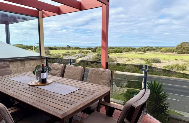 Top Views Retreat: 5 BR, 3 BA House in Torquay, Sleeps 12