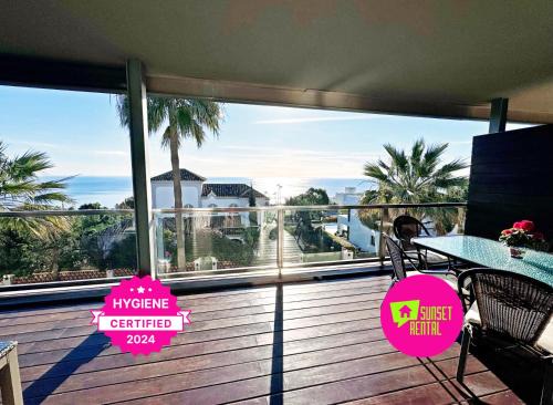 Topfloor apartment with terrace and sea views