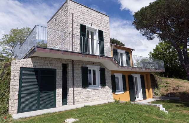 "Torretta": Sea View, Terraces, Pool, Tennis, AC + private parking in Lerici!