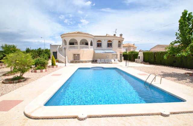 Torrevieja, air-conditioned ind. villa, 4 bedrooms, 1000 m2 plot, large private pool