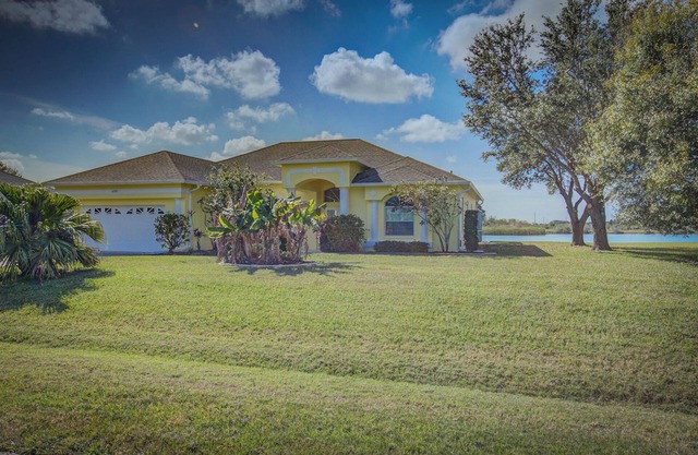 Total Retreat-4 Bed Rooms, 3 bathrooms, Awesome Lake View, near Beaches/Shopping