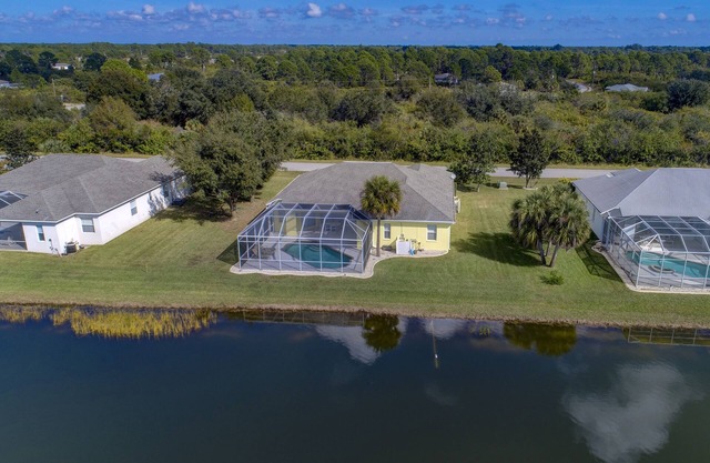 Total Retreat - Two Living Rooms, Awesome Lake View - close Beaches & Shopping