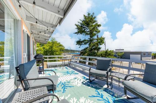 Totally Beachin Getaway by AvantStay Waterfront