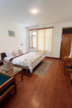 Tourist Hotel 10 minutes walking distance from the mall