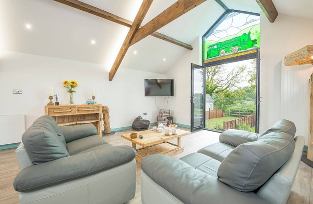 Tower Cottage, Holiday Cottage Bonville’s Court Country Park, Saundersfoot, Sleeps 4, 2 bedrooms, bathrooms