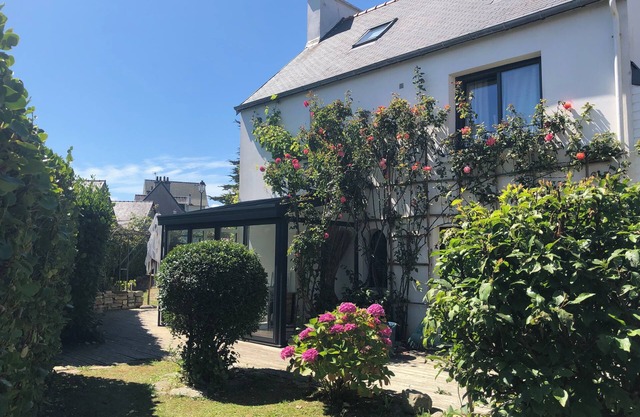 Town center house 5 minutes from beaches (pets welcome).