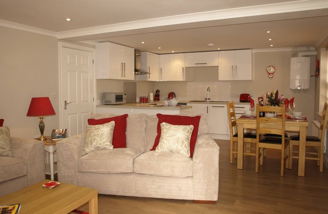 Town House in Central Wells with parking