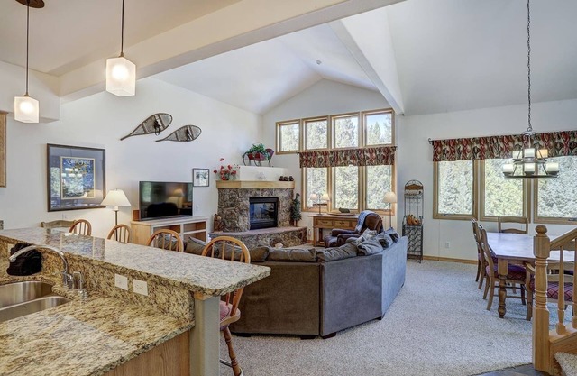 ⭐️ Townhome On Bus Route, NordicTrails HeatedGarage, Close to Slopes EV Charger