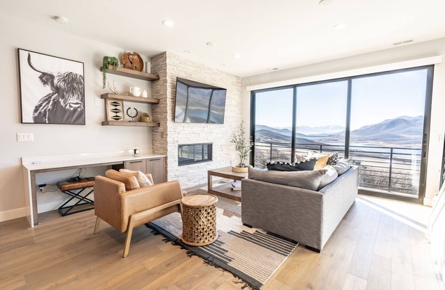 Townhome with Spectacular views of Lake and mountains, Sleeps 7