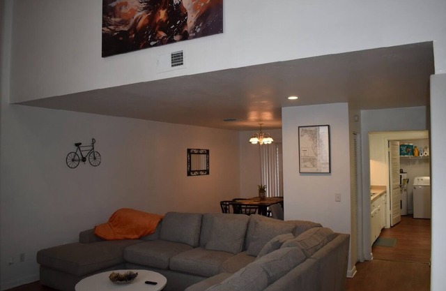 Townhouse Retreat with WiFi, AC in awesome Ocala