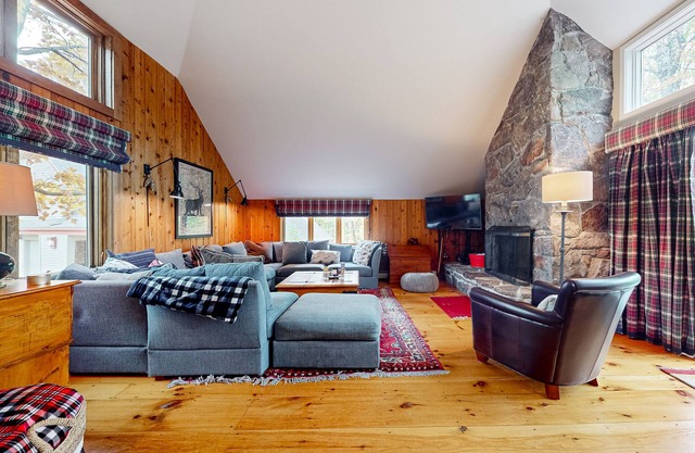 Townhouse with game room, fireplace, pool, tennis, BBQ area, gym, deck, & grill