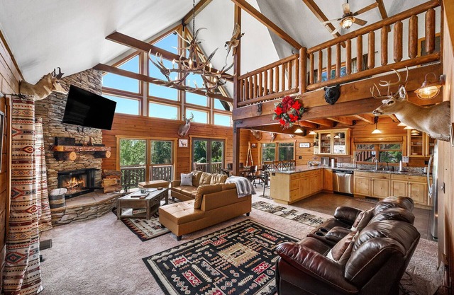 Traditional A-frame Luxe Cabin in Crestline Ca. 3bed3bath/3LVL/PRVT SPA/5+PRKING