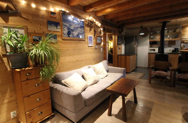 Traditional chalet for 8, cozy with Wifi, near slopes in Tignes