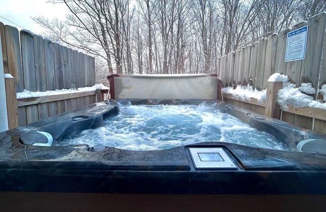 Trailside #1 Winter Fun Retreat~ Ski, Snowboard, Snowmobile, HotTub, Hiking