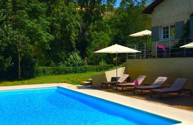 Tranquil river setting, private pool, walking distance of famous medieval town