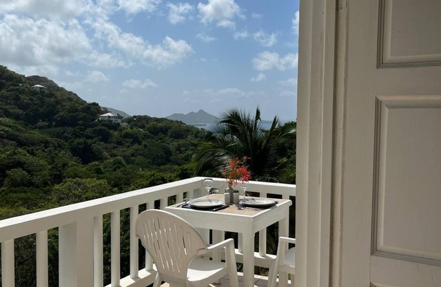 Tranquil 2 Bed Apt, sea view, 2 Person Hot Tub, no traffic