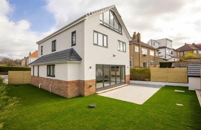 "Tranquil 2-Bed Retreat: Office, Garden Oasis, & Fireplace Bliss!"n