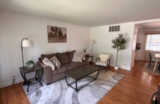 Tranquil 3-bedroom house with AC in Elk Grove Village