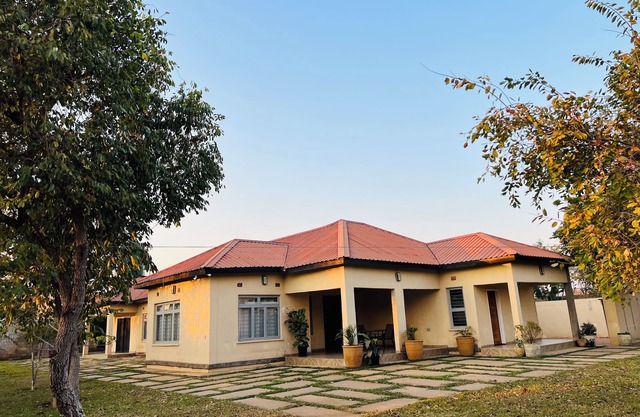 Tranquil 3-bedroom house with WiFi in Lusaka, New Kasama and power backup