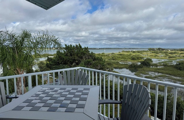 Tranquil 4-bed house overlooking the intracoastal & marsh. 3 min walk to beach