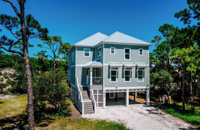 Tranquil 5-bedroom house with AC on Dauphin Island-Hot Tub