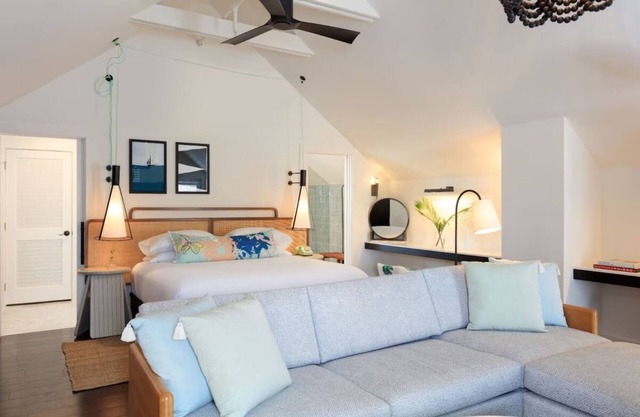Tranquil Bungalow w/an Artistic Vibe in Vibrant Key West | Breakfast Included