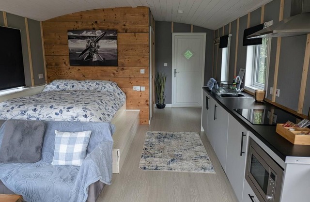 Tranquil Cabin Retreat- Sleeps 2, Parking