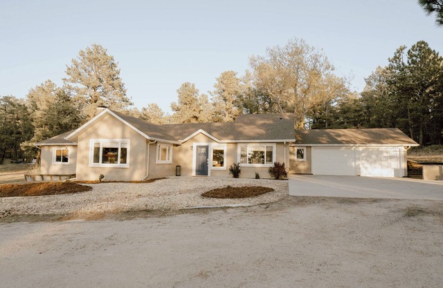Tranquil Forest Retreat: Designer 4-Bedroom Ranch with Hot Tub & Firepit