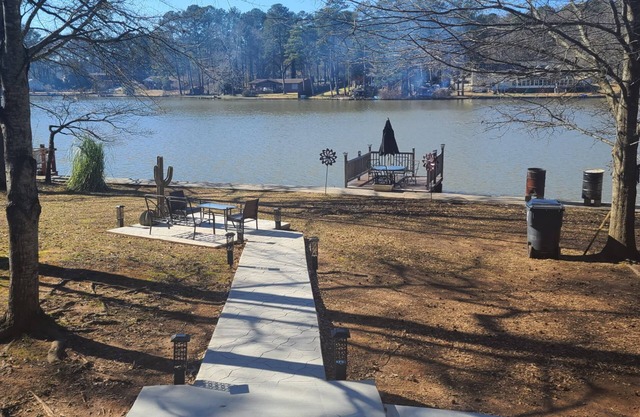 TRANQUIL LAKESIDE BUNGALOW