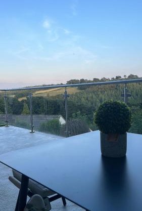 Tranquil North Devon Lodge - 2BR, Countryside Views & Pool, High Bickington close to Umberleigh, Barnstaple, Bideford & Westward Ho